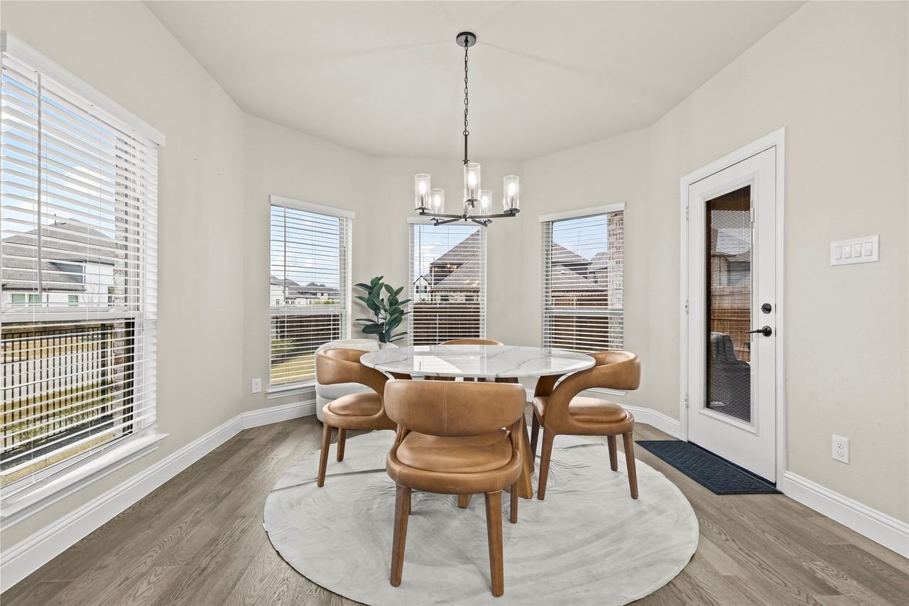 14892 Hometown Dr - Photo 6 of 33