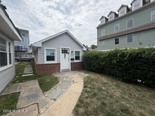 195 Bay Ave - Photo 2 of 11