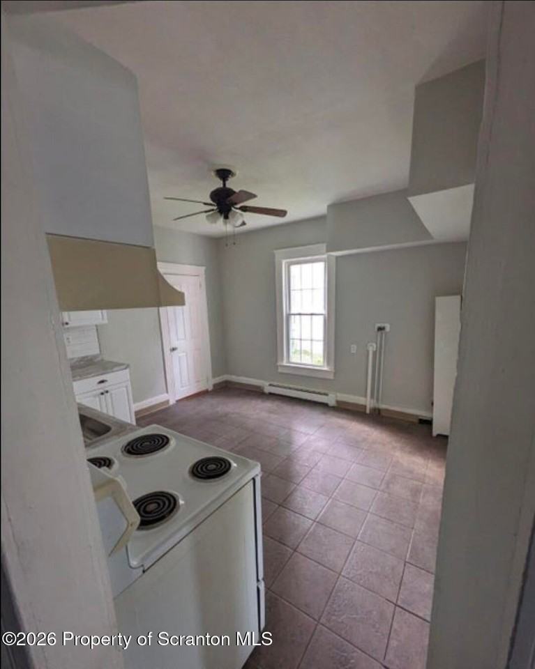 452 W 8th St - Photo 4 of 8