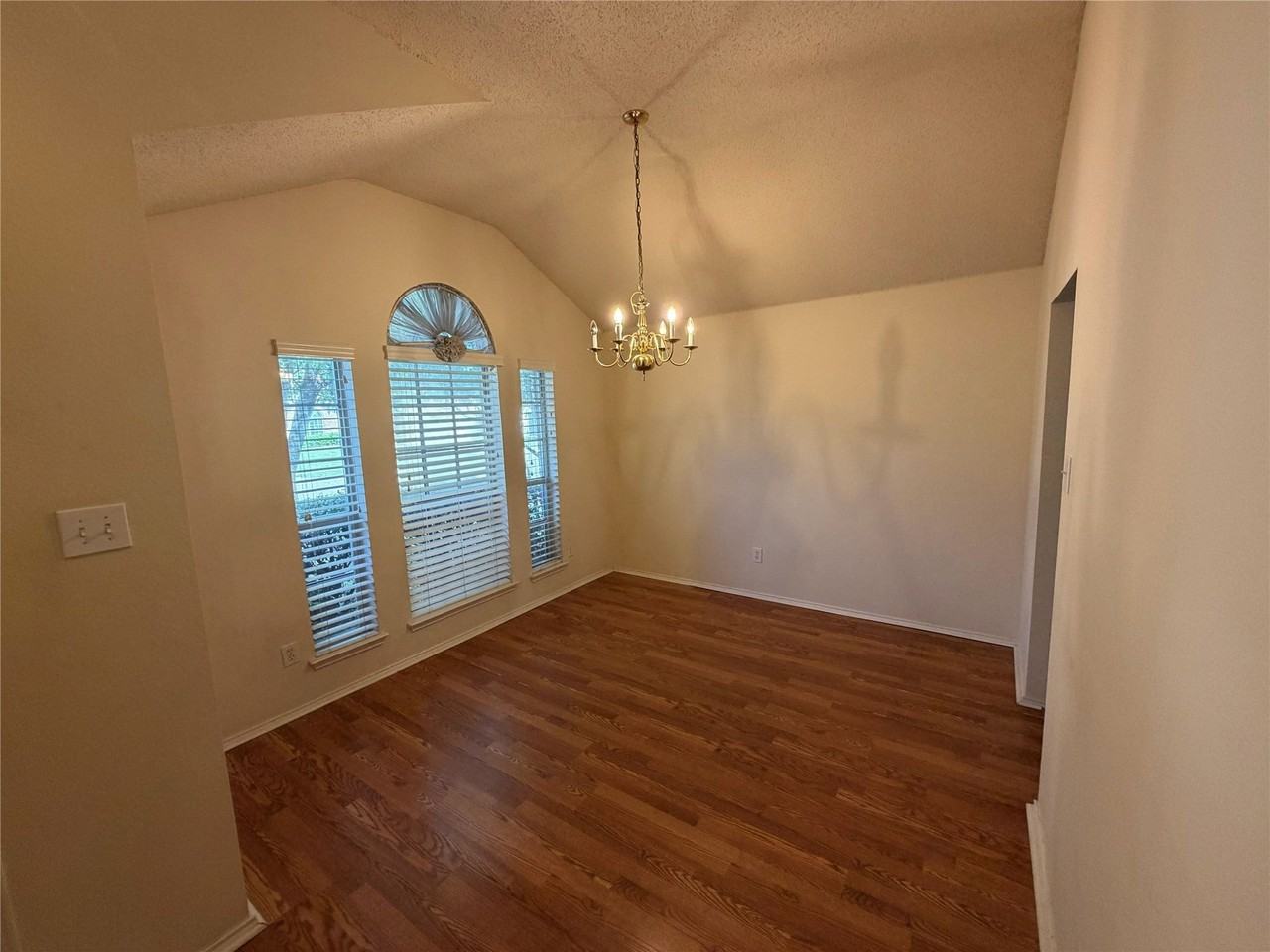 8604 Stetson Dr - Photo 4 of 15