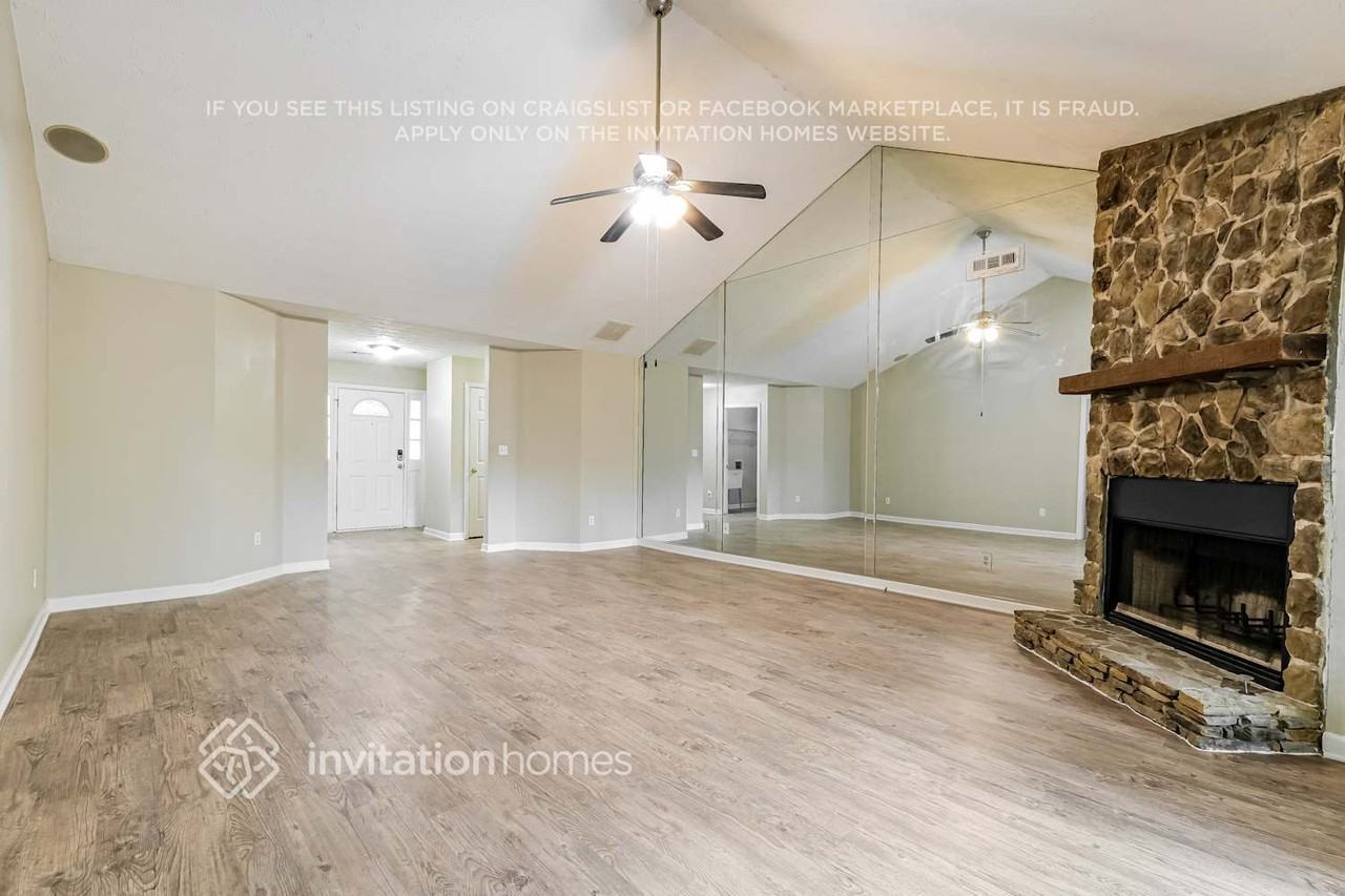1570 Canberra Dr - Photo 4 of 17