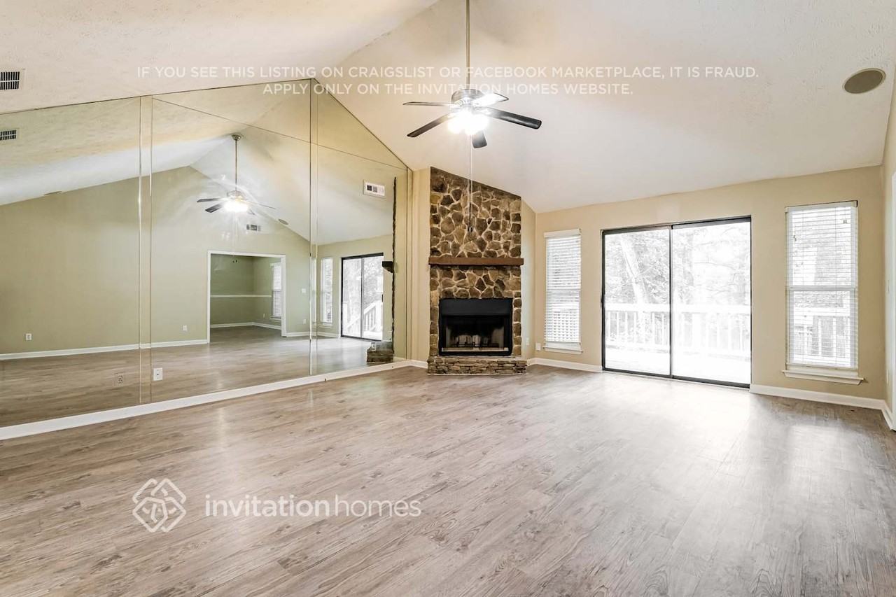1570 Canberra Dr - Photo 5 of 17