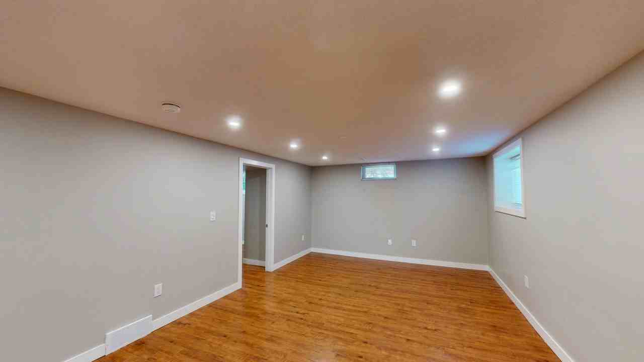 316 60 Street Southeast - Photo 3 of 9