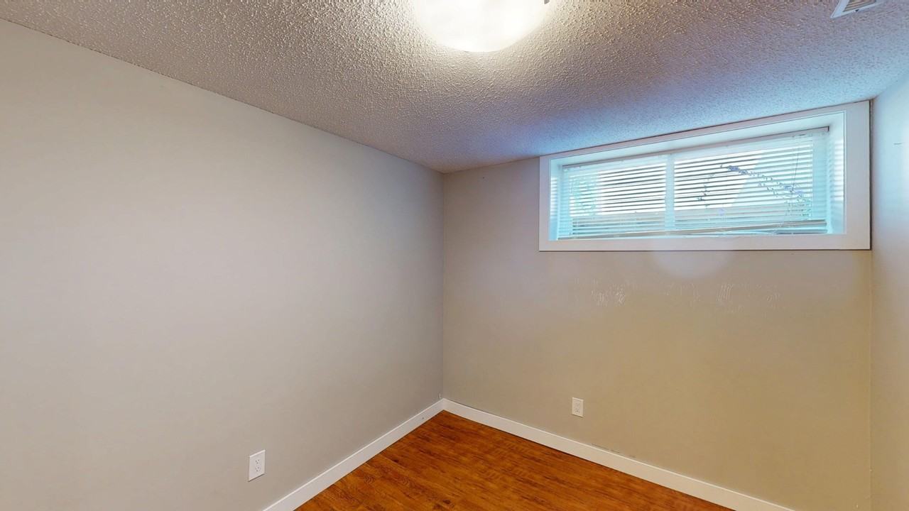 316 60 Street Southeast - Photo 6 of 9