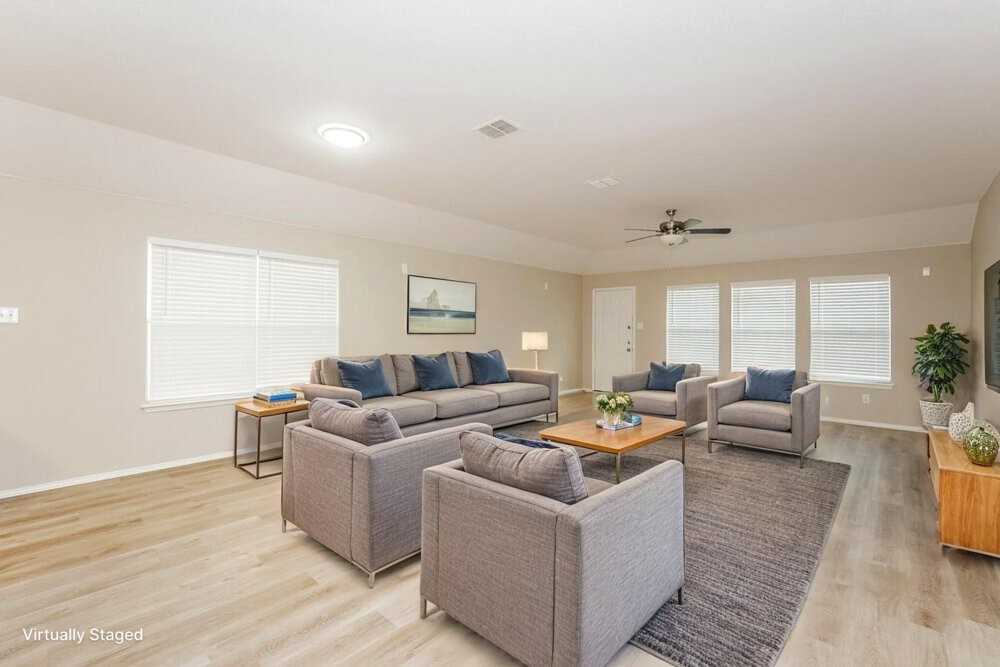 3737 Sapphire St - Photo 4 of 19