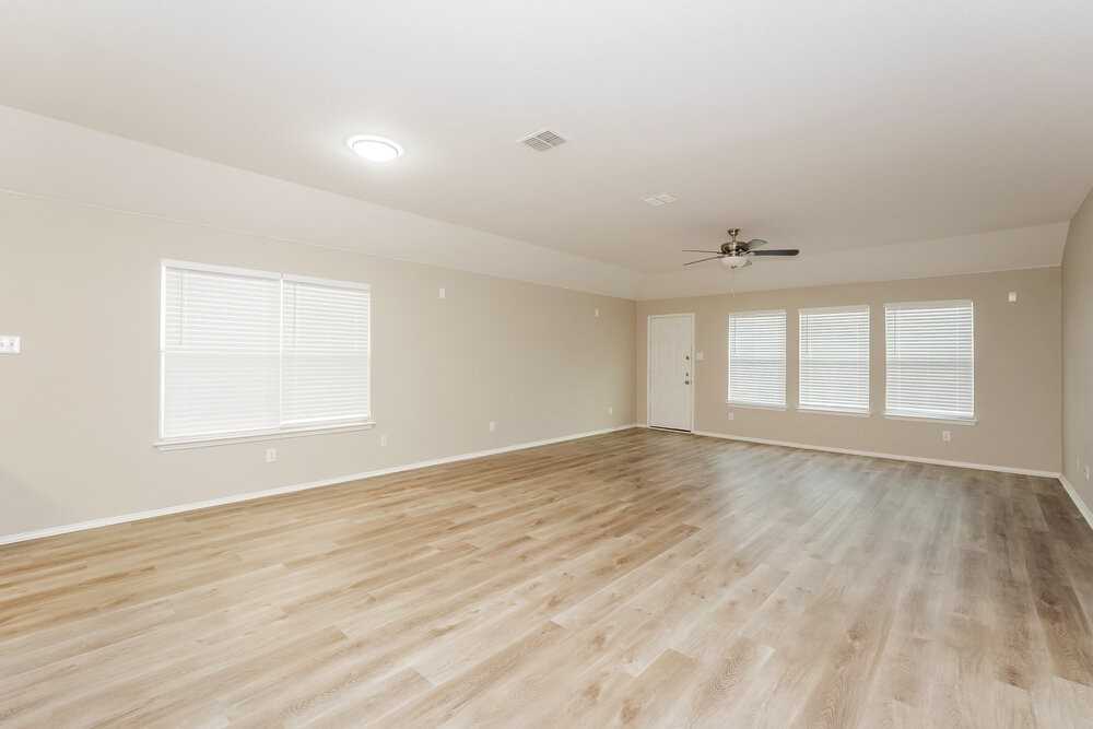 3737 Sapphire St - Photo 5 of 19