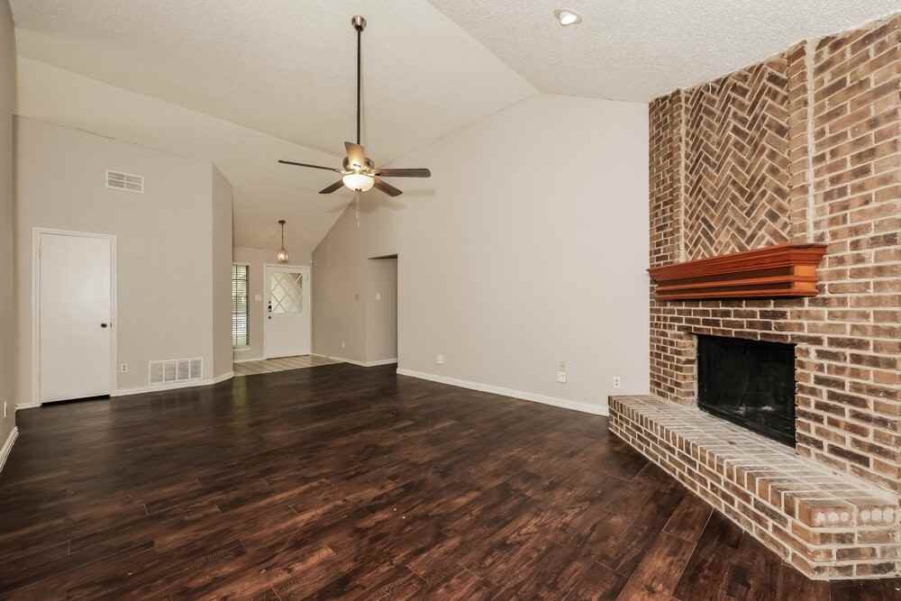 3309 Creekwood Ln - Photo 4 of 16