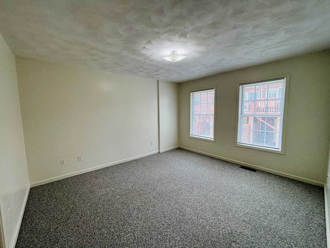 725 E Main St - Photo 4 of 15