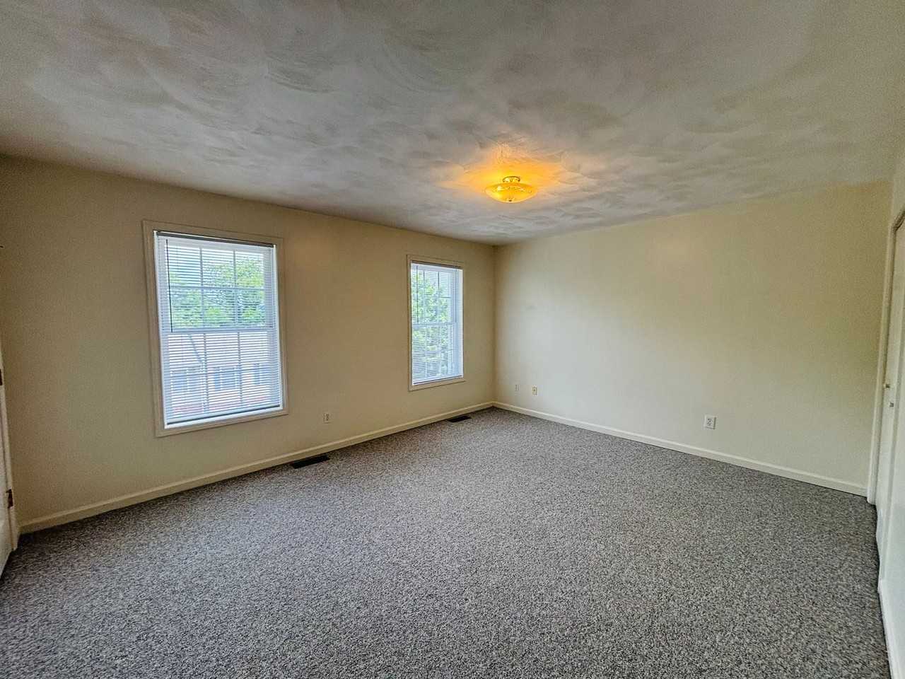 725 E Main St - Photo 6 of 15