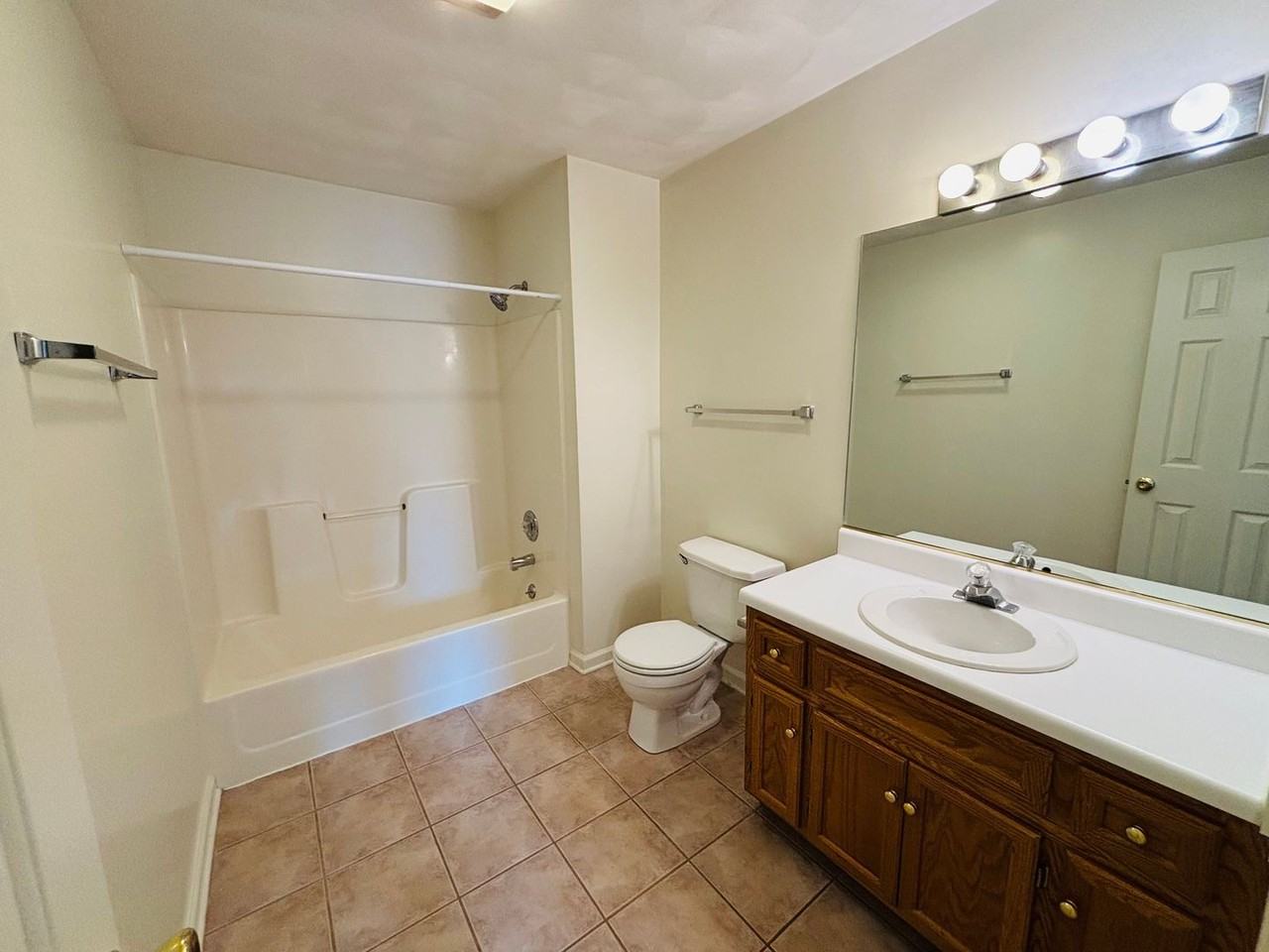 725 E Main St - Photo 7 of 15