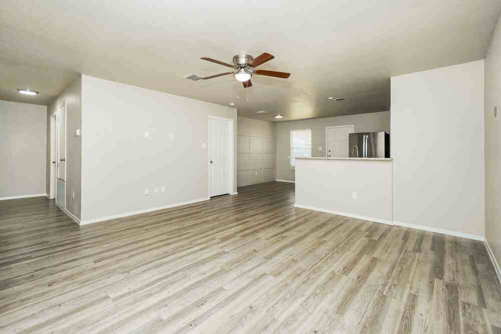 3215 Pedernales Dr - Photo 5 of 16
