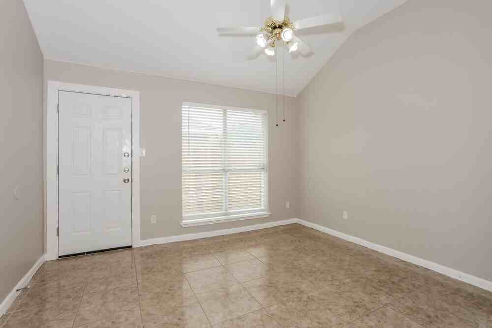 736 W Colony Dr - Photo 3 of 16