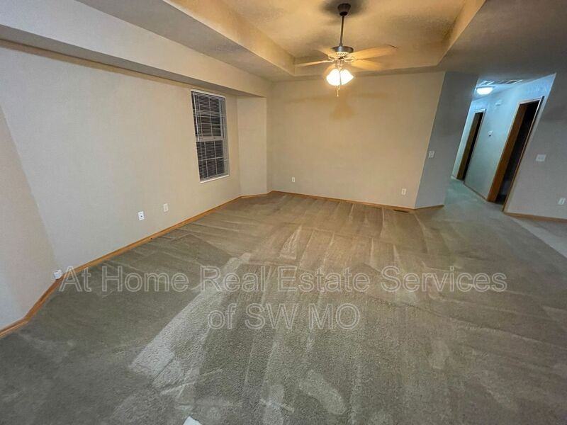 933 N Madison Ave - Photo 2 of 8