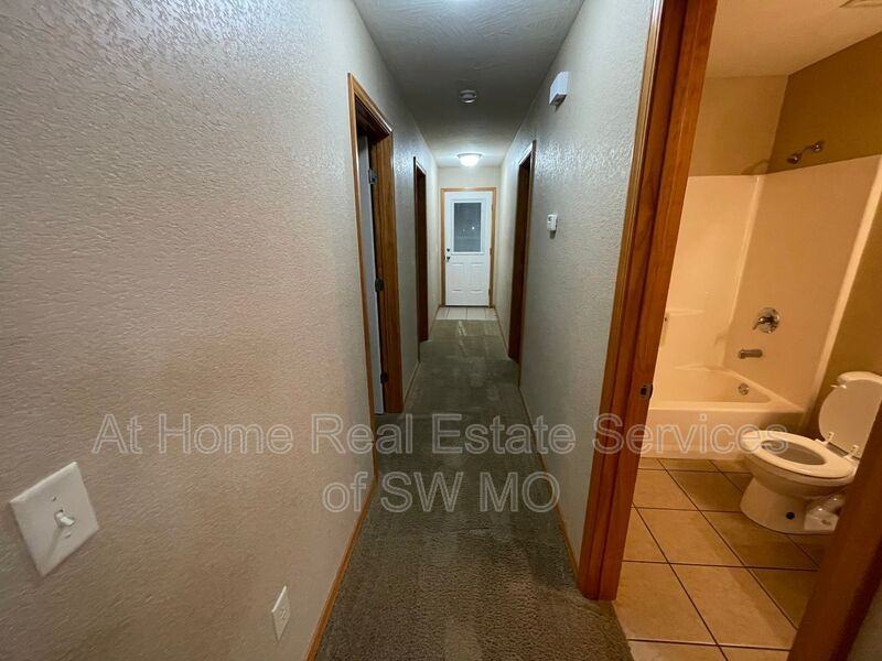 933 N Madison Ave - Photo 3 of 8
