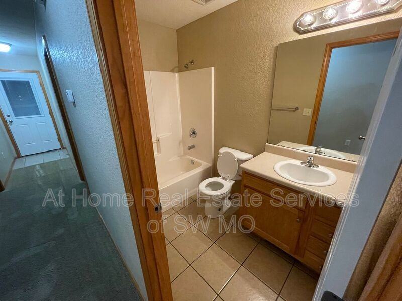 933 N Madison Ave - Photo 4 of 8