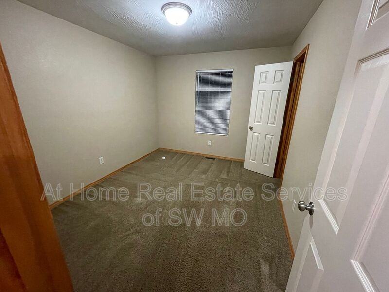 933 N Madison Ave - Photo 5 of 8