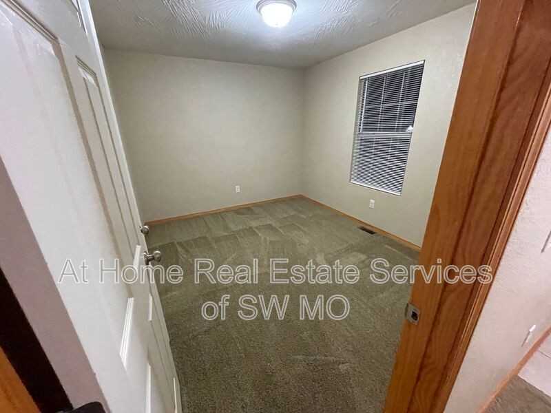 933 N Madison Ave - Photo 6 of 8