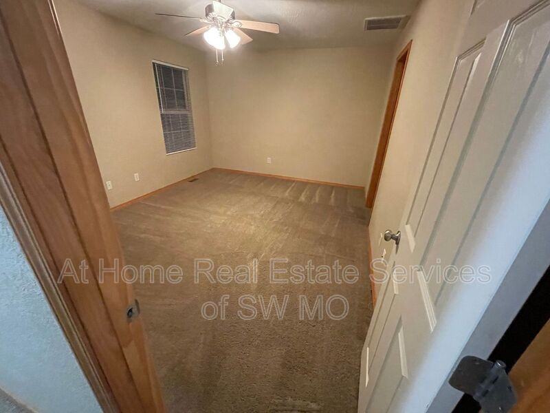 933 N Madison Ave - Photo 7 of 8