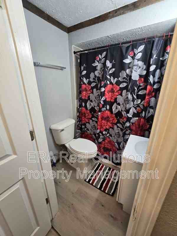 2400 Pomola St - Photo 4 of 11