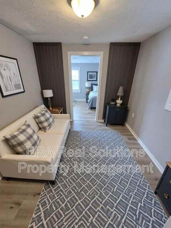 2400 Pomola St - Photo 5 of 11