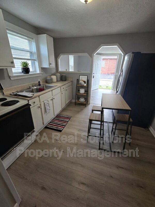2400 Pomola St - Photo 7 of 11
