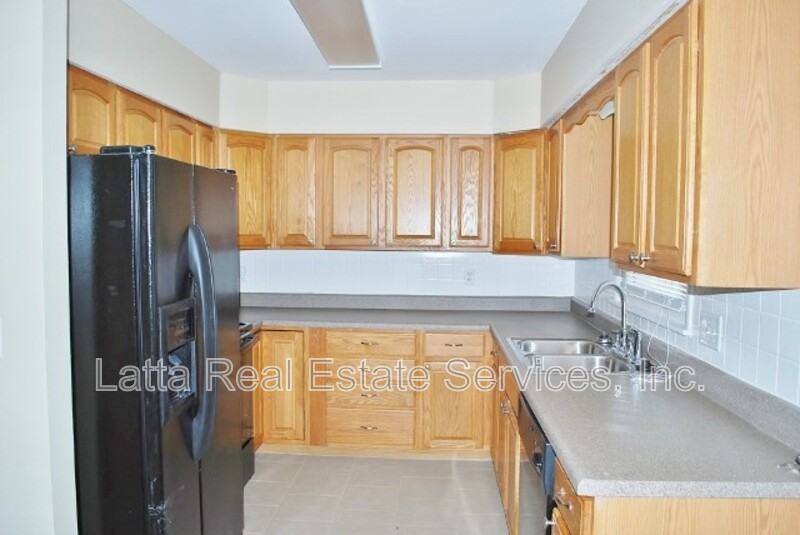 804 Nw Summit St - Photo 6 of 14