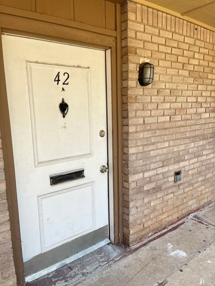 3742 N Nicklas Ave - Photo 2 of 8