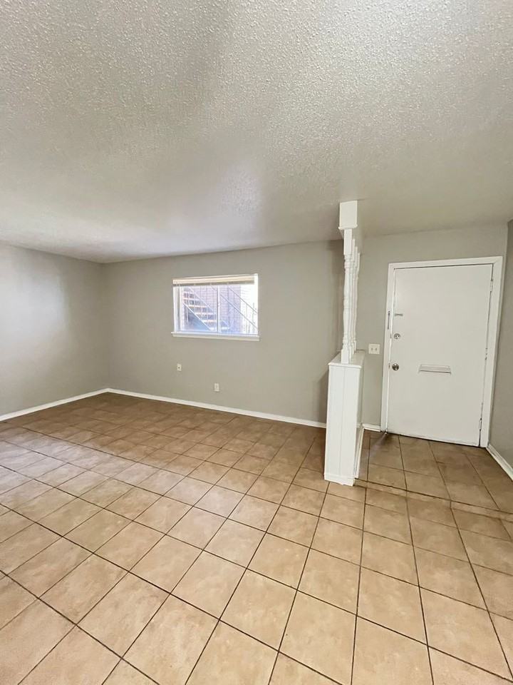3742 N Nicklas Ave - Photo 3 of 8