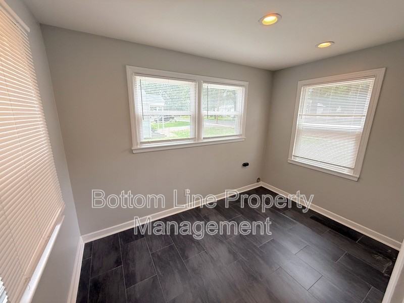 214 S Gardner Ave - Photo 5 of 15