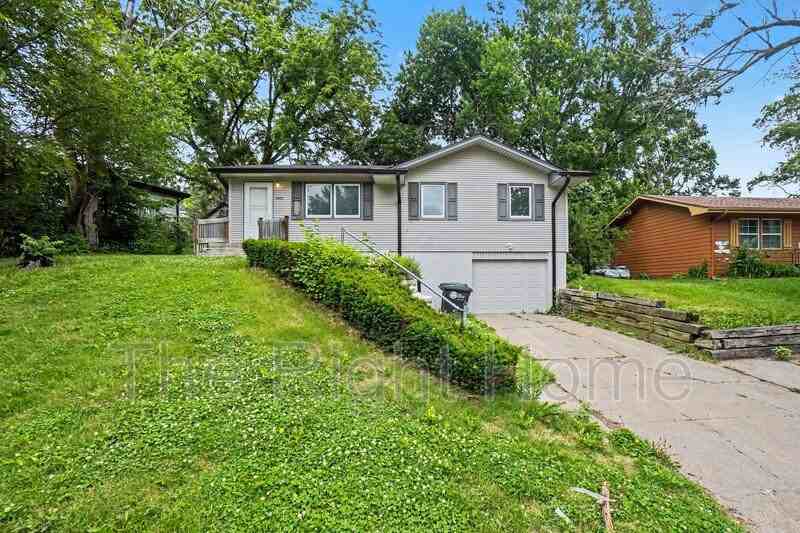6929 N 64th St - Photo 2 of 21