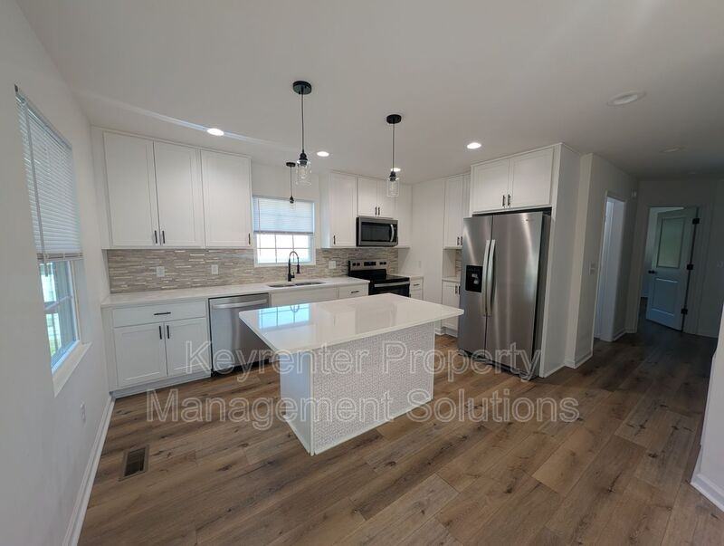 55 Breezewood Dr - Photo 3 of 32