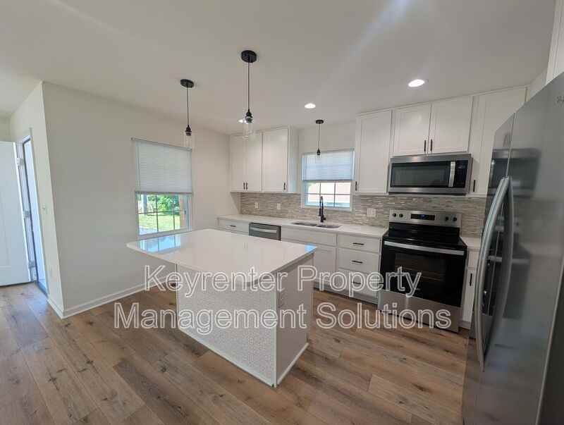 55 Breezewood Dr - Photo 4 of 32