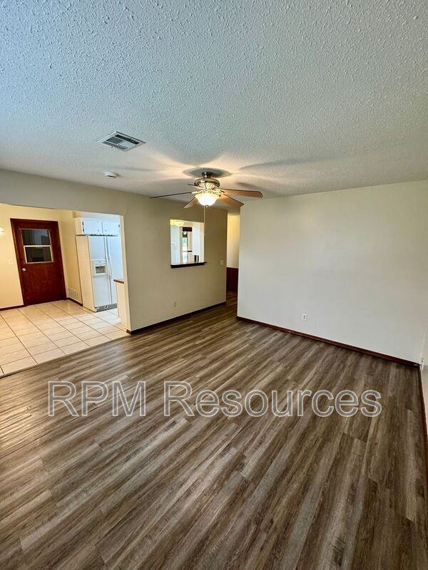 7625 S Sherwood Ave - Photo 5 of 20