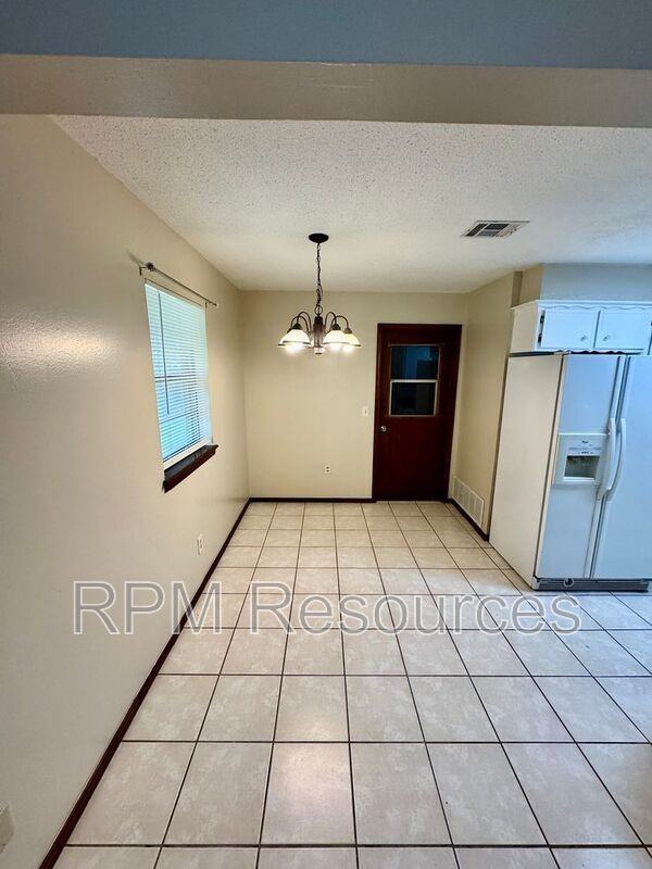 7625 S Sherwood Ave - Photo 6 of 20