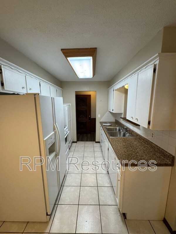 7625 S Sherwood Ave - Photo 7 of 20