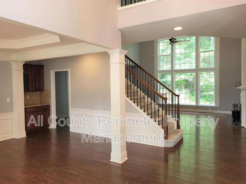 4445 Agard St - Photo 4 of 46