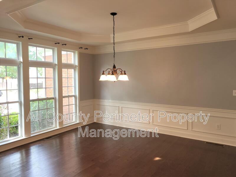 4445 Agard St - Photo 5 of 46