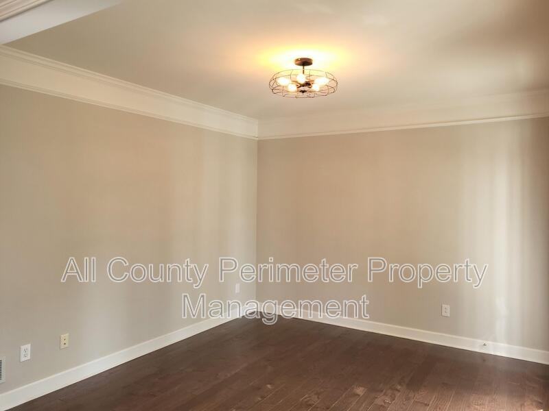 4445 Agard St - Photo 6 of 46