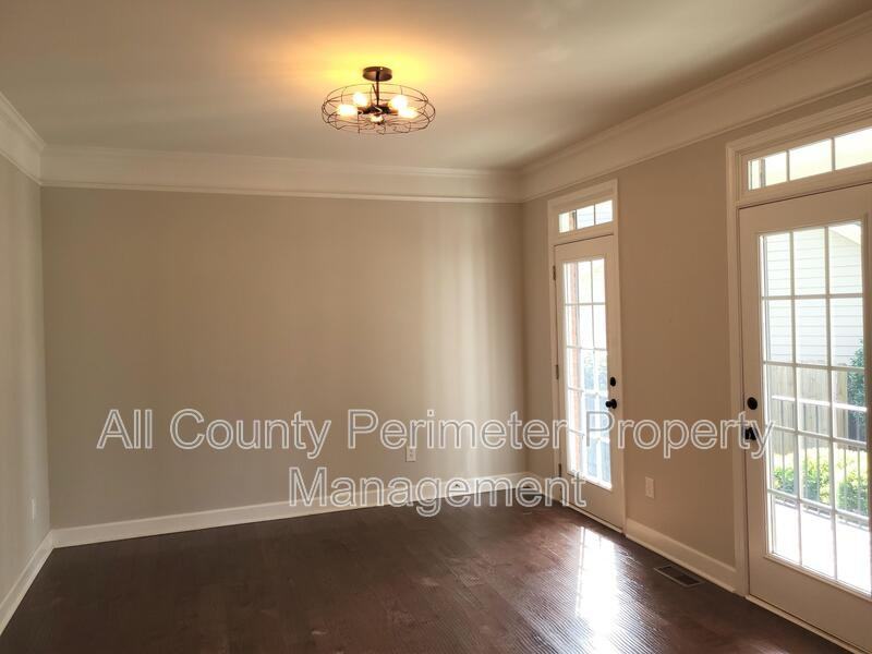 4445 Agard St - Photo 7 of 46