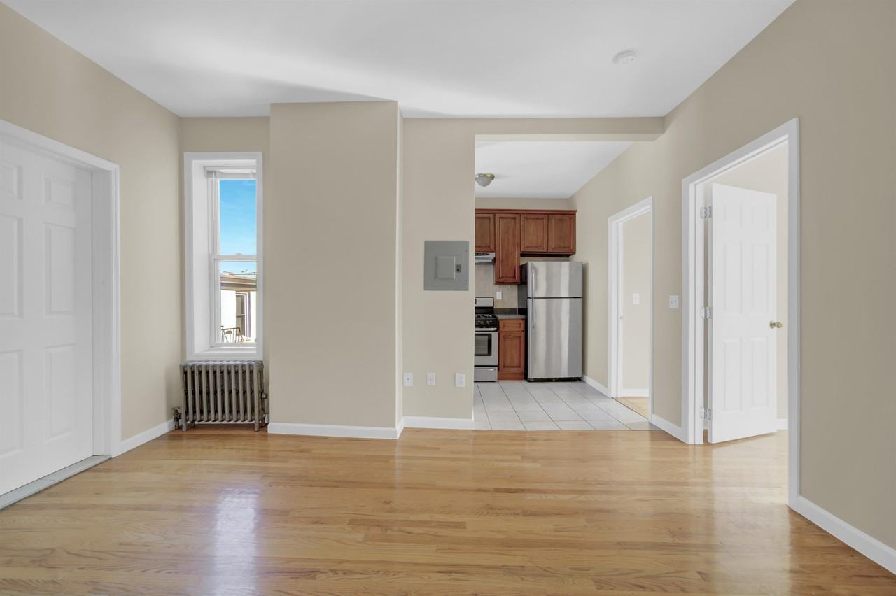 152 New York Ave - Photo 2 of 10