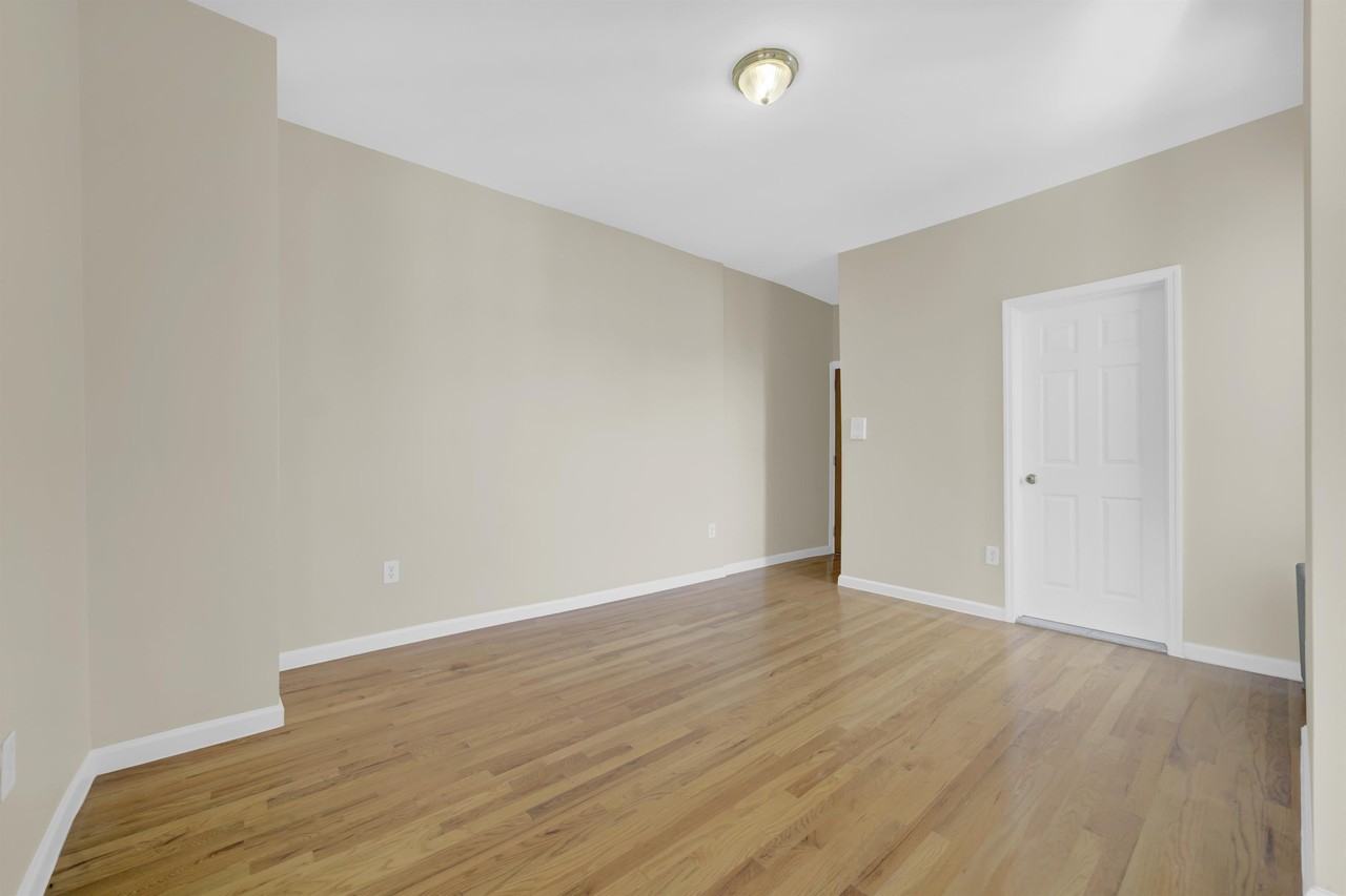 152 New York Ave - Photo 3 of 10
