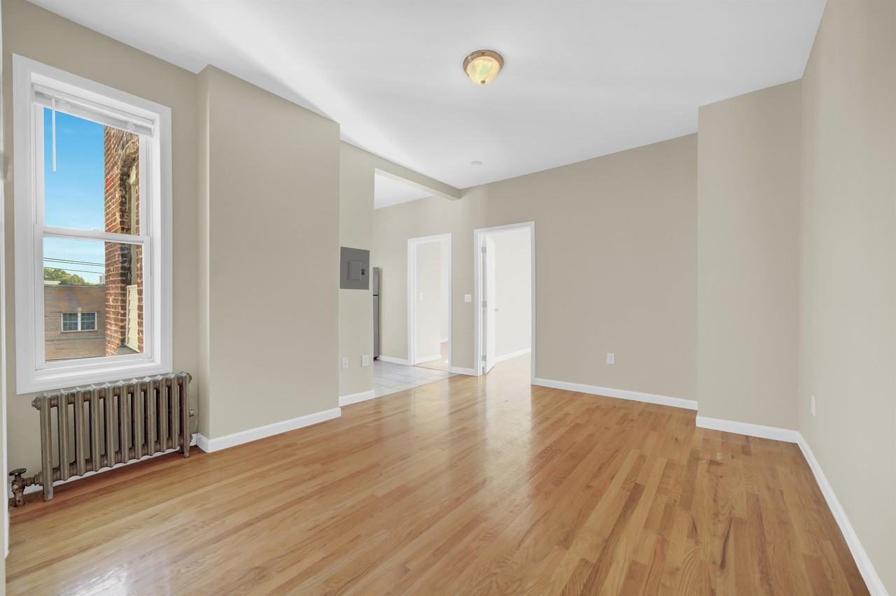 152 New York Ave - Photo 4 of 10