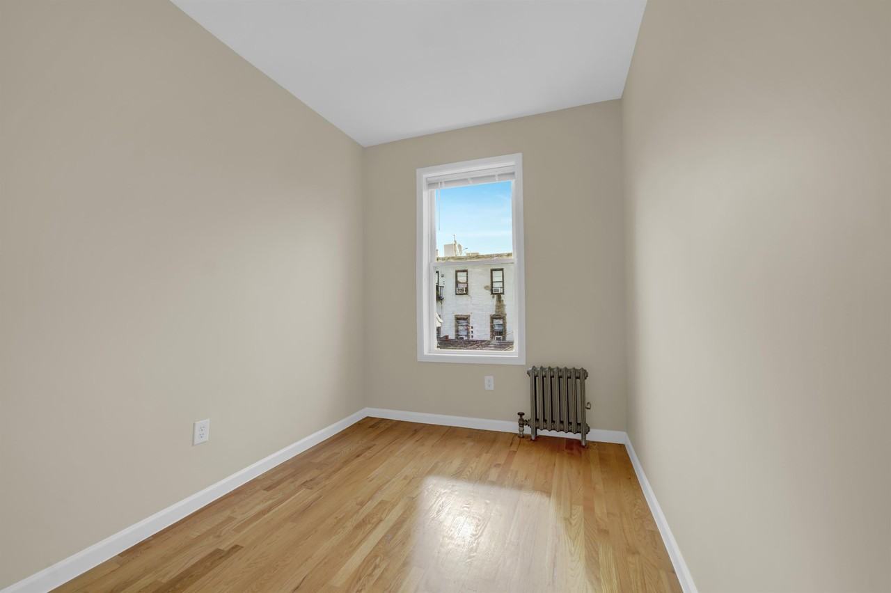 152 New York Ave - Photo 5 of 10