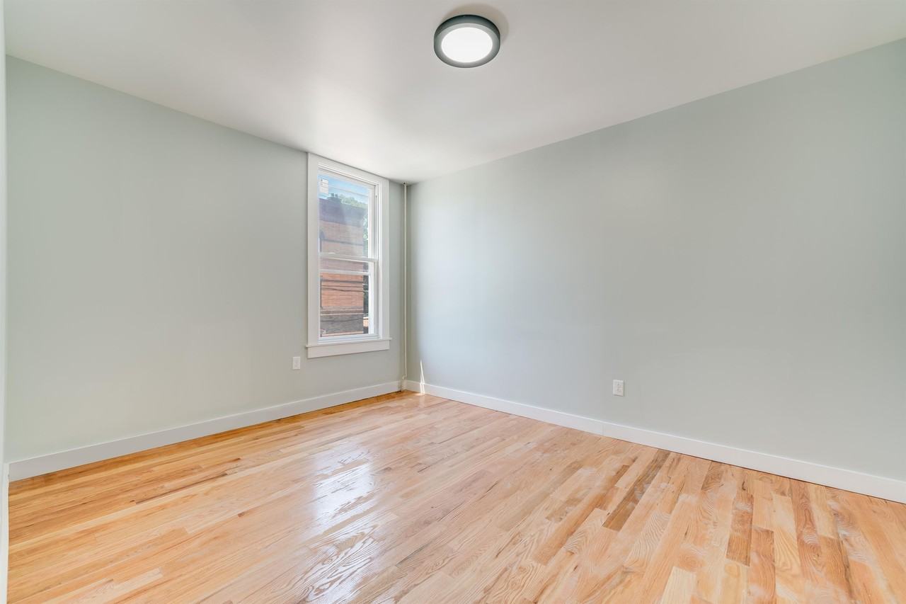 1137-1139 Summit Ave - Photo 5 of 12