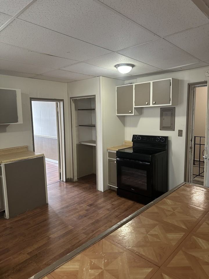 984 Jefferson Avenue - Photo 3 of 8