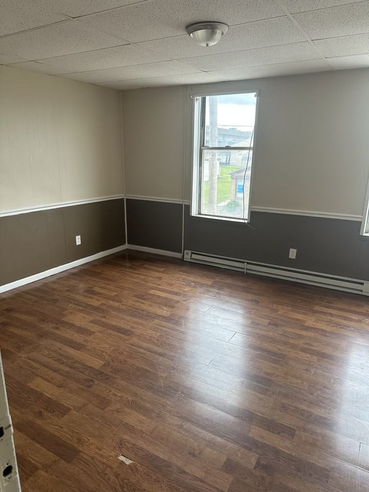 984 Jefferson Avenue - Photo 4 of 8