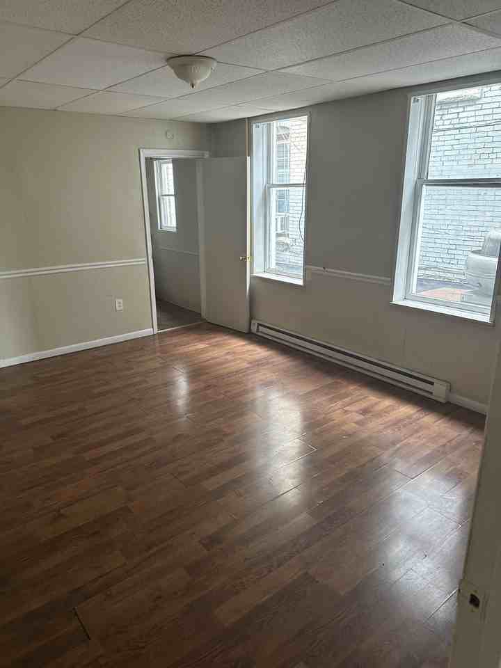 984 Jefferson Avenue - Photo 6 of 8