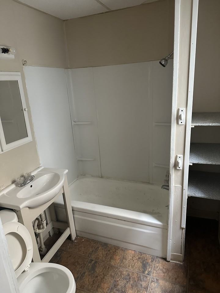984 Jefferson Avenue - Photo 7 of 8
