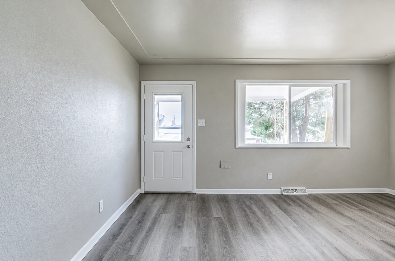925 STUART ST - Photo 2 of 10