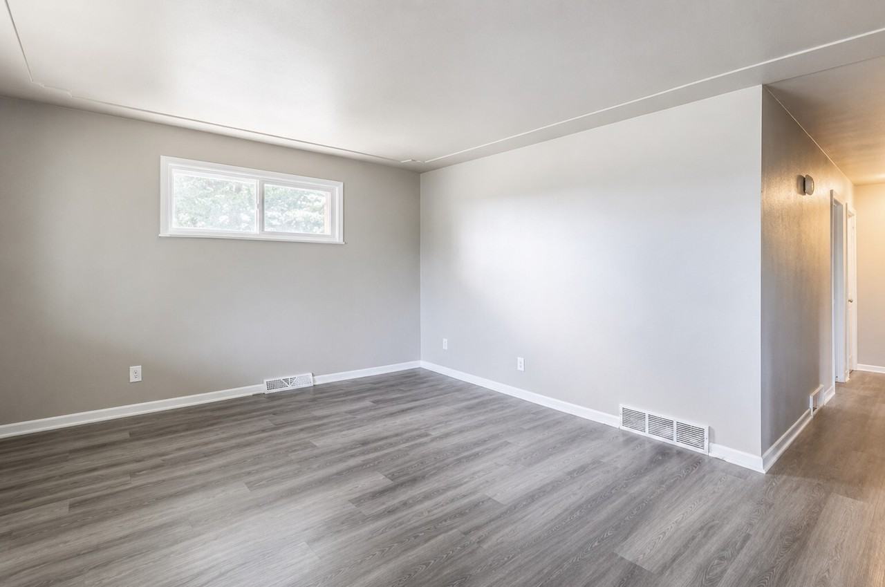 925 STUART ST - Photo 3 of 10
